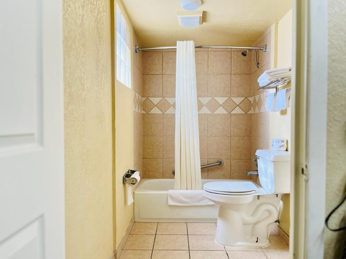 Econo Lodge Del Rio Kültér fotó
