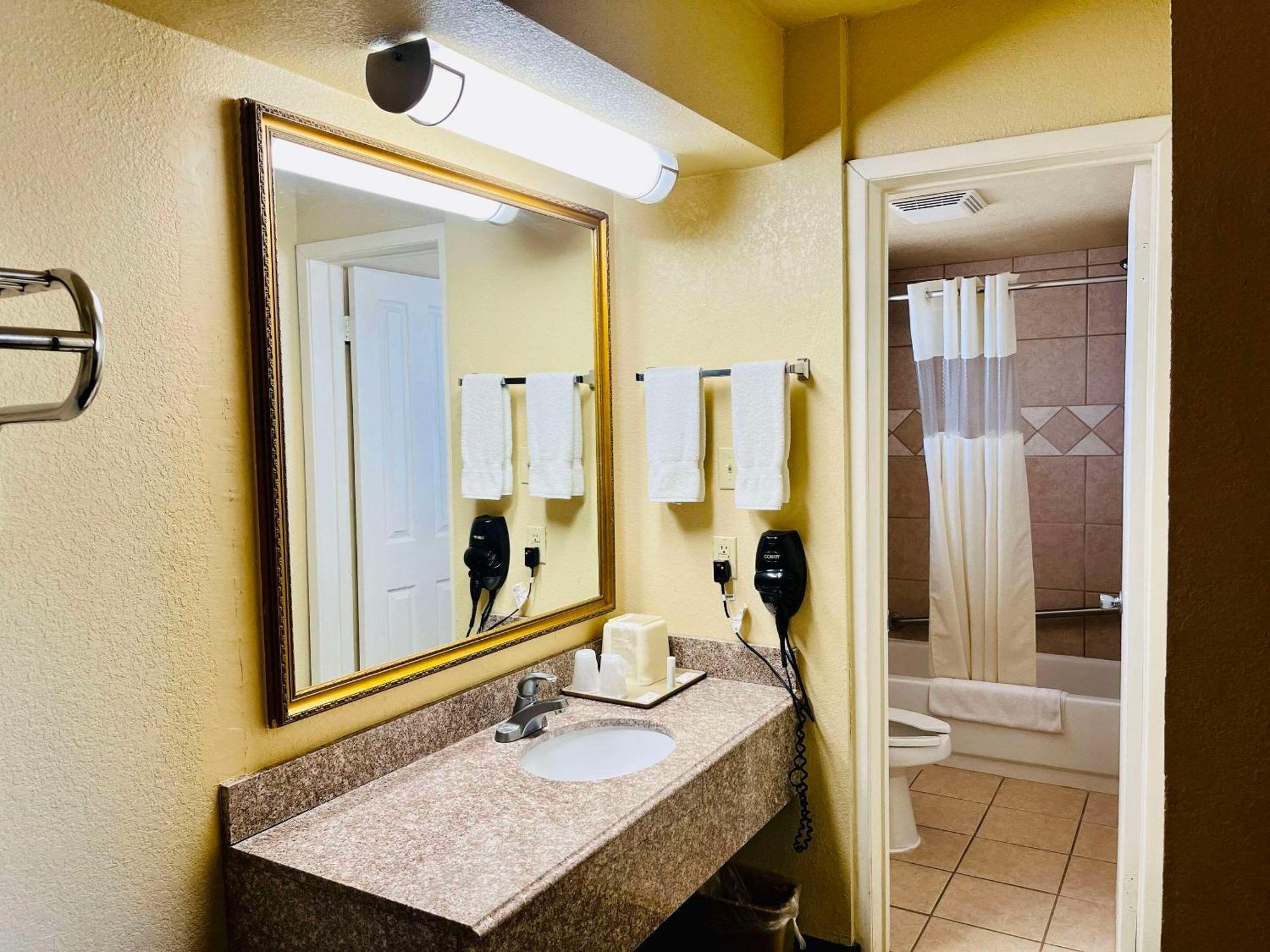 Econo Lodge Del Rio Kültér fotó